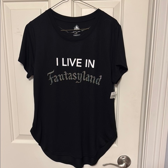 NWT Disney Parks Black Graphic Tee with 'I Live in Fantasyland' Print Sz Med - Picture 1 of 6